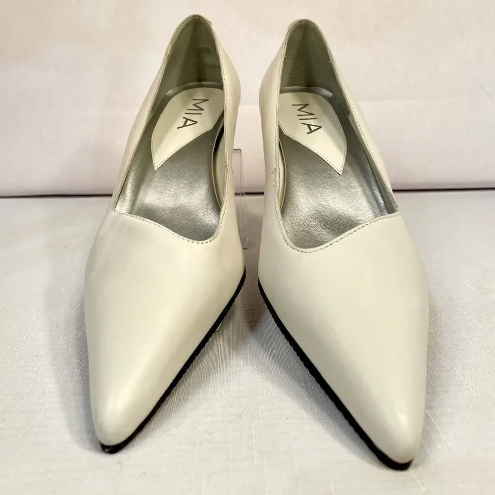 OFF WHITE LEATHER PUMPS w 2” KITTEN HEELS MADE IN BRAZIL by MIA SIZE 7.5 NWT